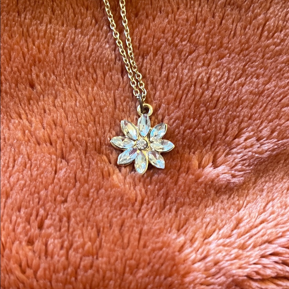 Elegant Gold Flower Pendant Necklace